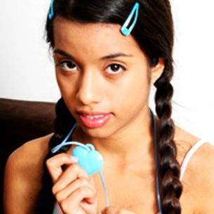 Jovencita acariciandose