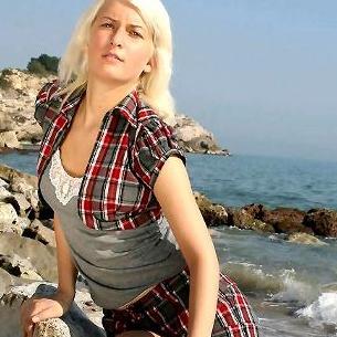 La actriz porno Lora Row en la playa